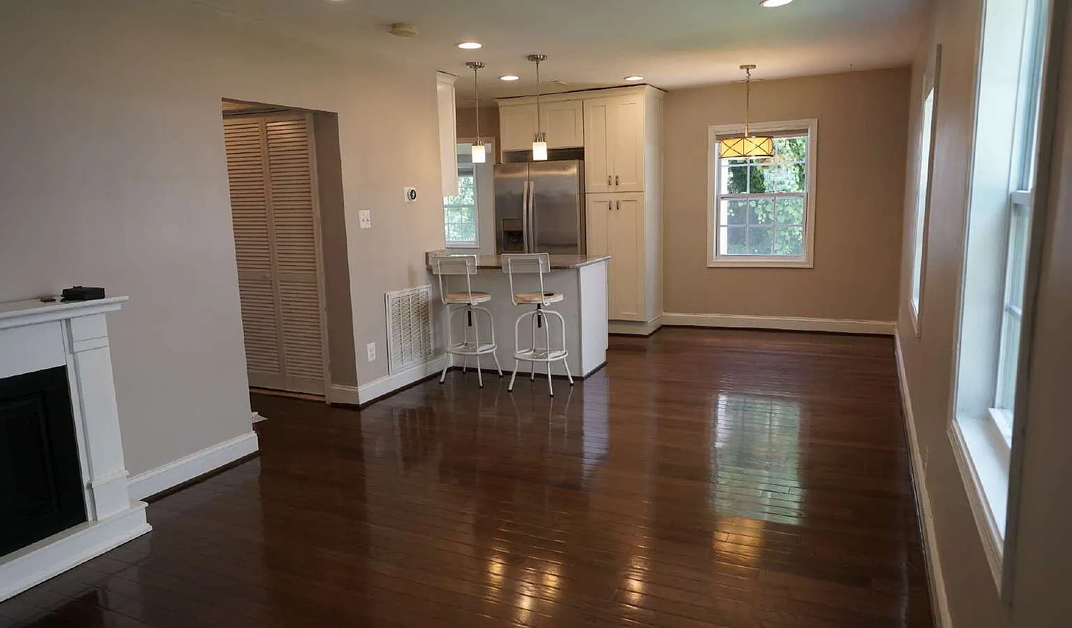 3 bed, 1.0 bath, 1084 sqft, $3,350 — Photo 2