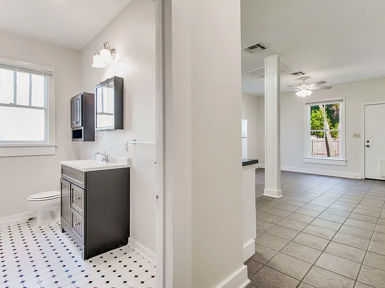 1224 E Strong St — Photo 18