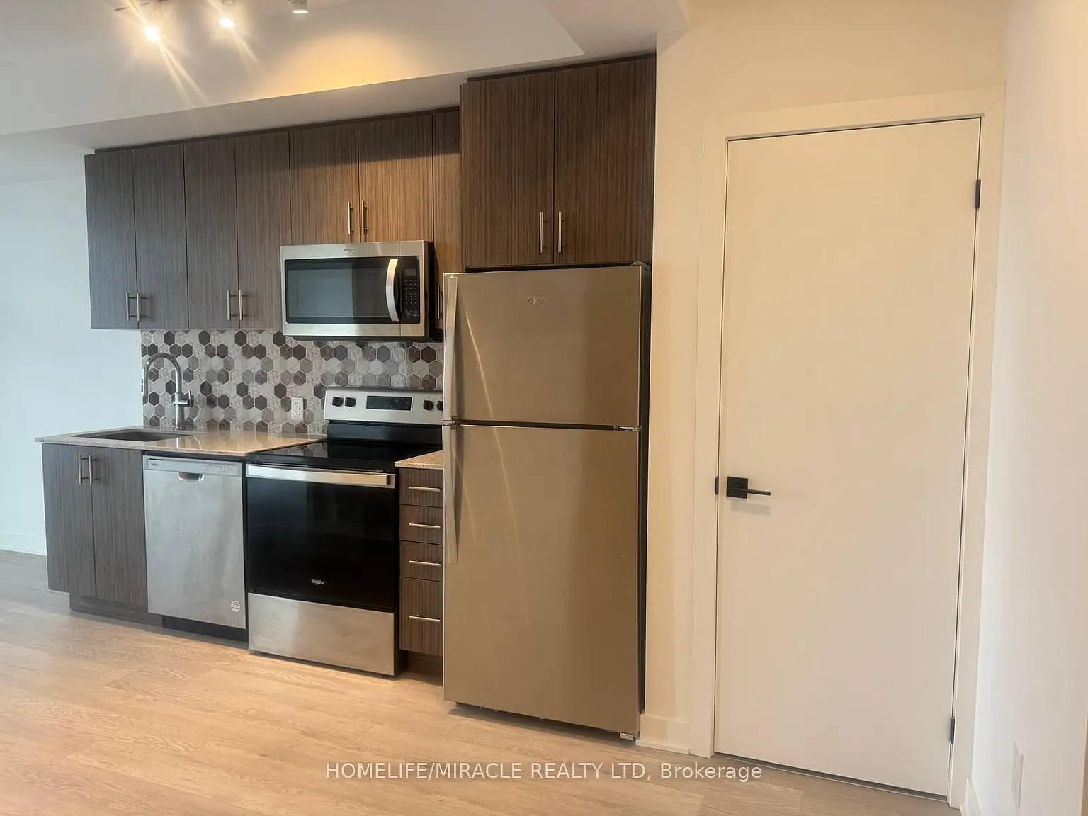2782 Barton St E — Photo 3