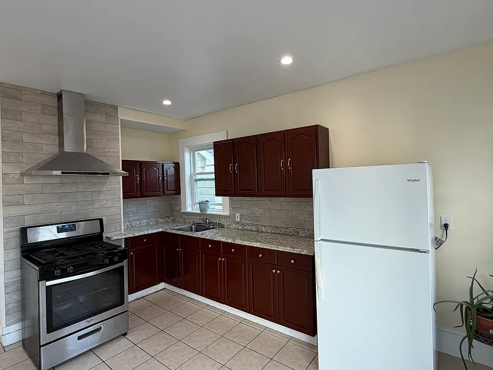 18 Linden St #2B