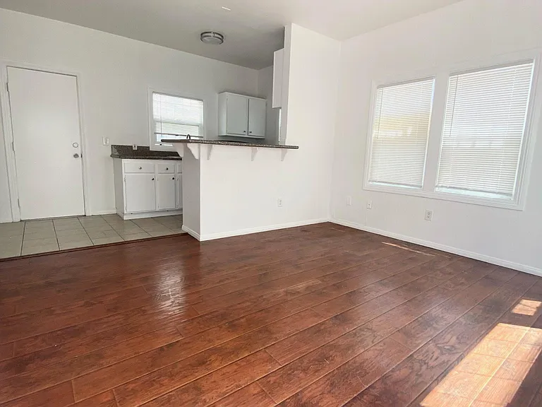 720 E 8th St #6 — Photo 2