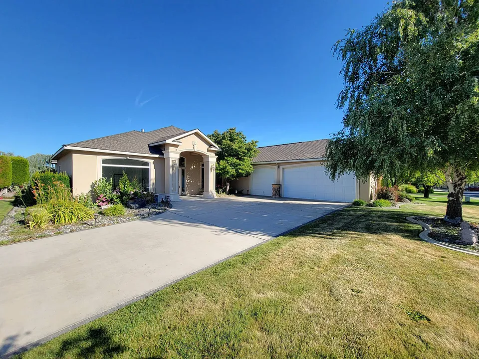 1200 W Canyon Lakes Dr