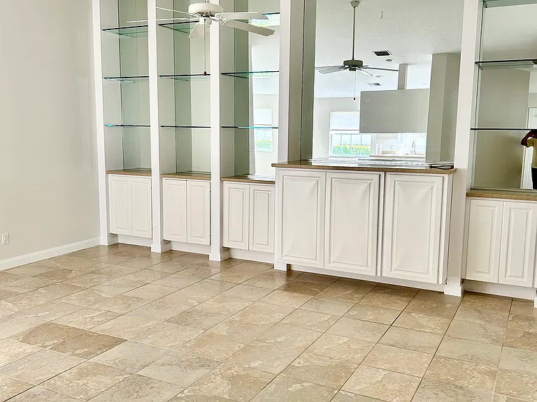 15401 Orlanda Dr — Photo 8