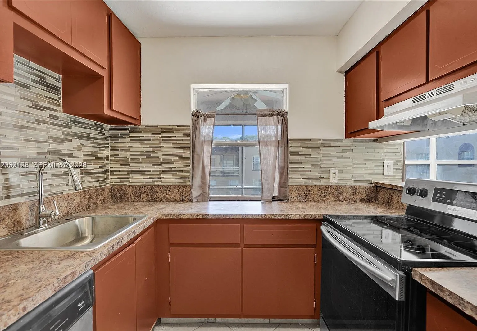 Wood Hue I Condo — Photo 4