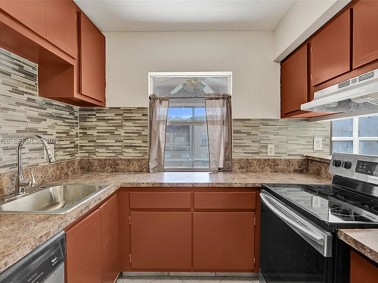 4220 NW 21st St #206 — Photo 7