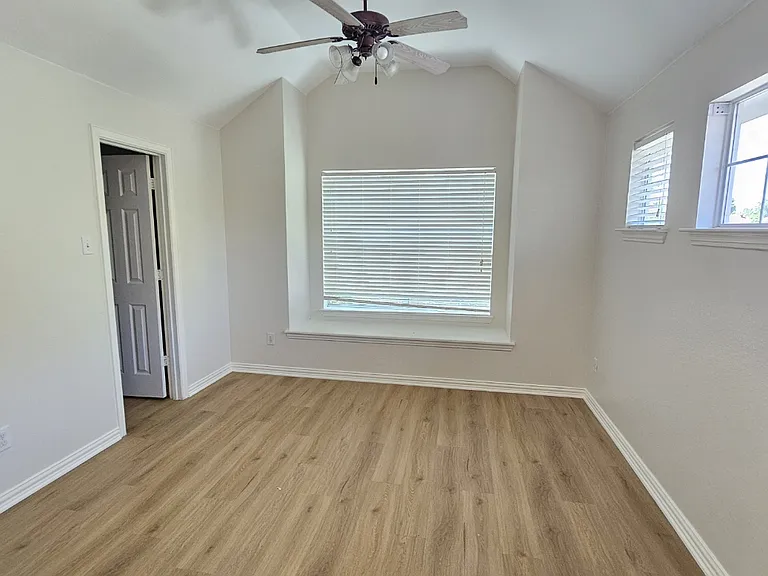 421 Long Cove Ct — Photo 14