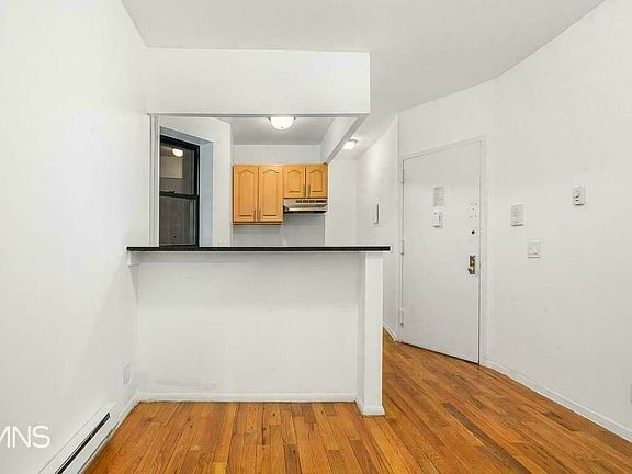 4th image of 320 W 49th St APT 3RW