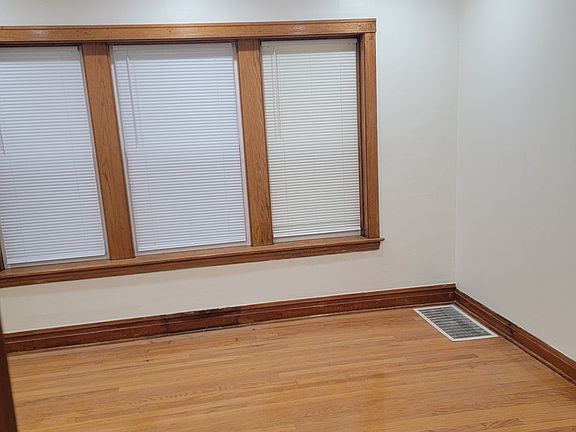 2nd image of 4830 W Oakdale Ave Unit 1