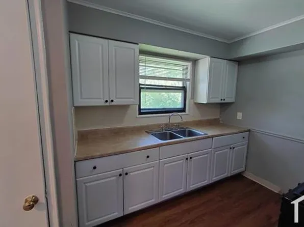 10112 Crown Point Dr, Saint Louis, MO 63136