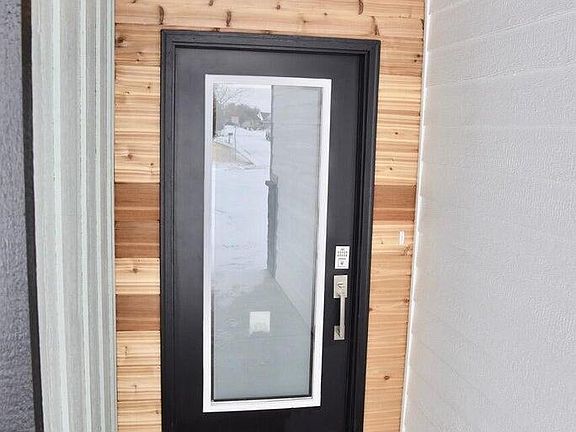 5th image of 215 Port Charlotte Ave