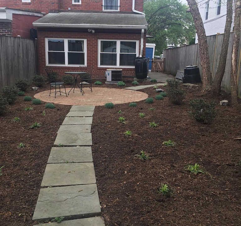 2nd image of 852 S Irving St