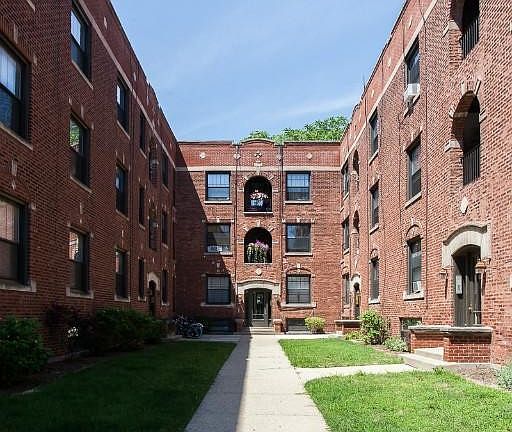 2nd image of 2878-2900 N Clark St #2884-2