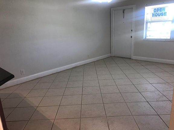 4th image of 2615 NE 49th St APT 207