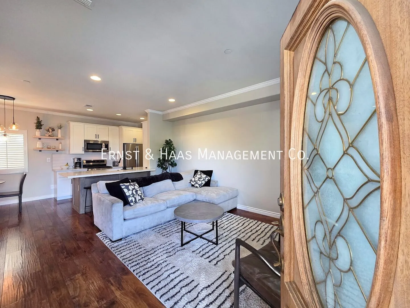 Luxury Tri-Level Townhome in Prime Bixby Knolls 3BR, 2.5BA with 2-Car Garage! Do you like this pe... — Photo 2
