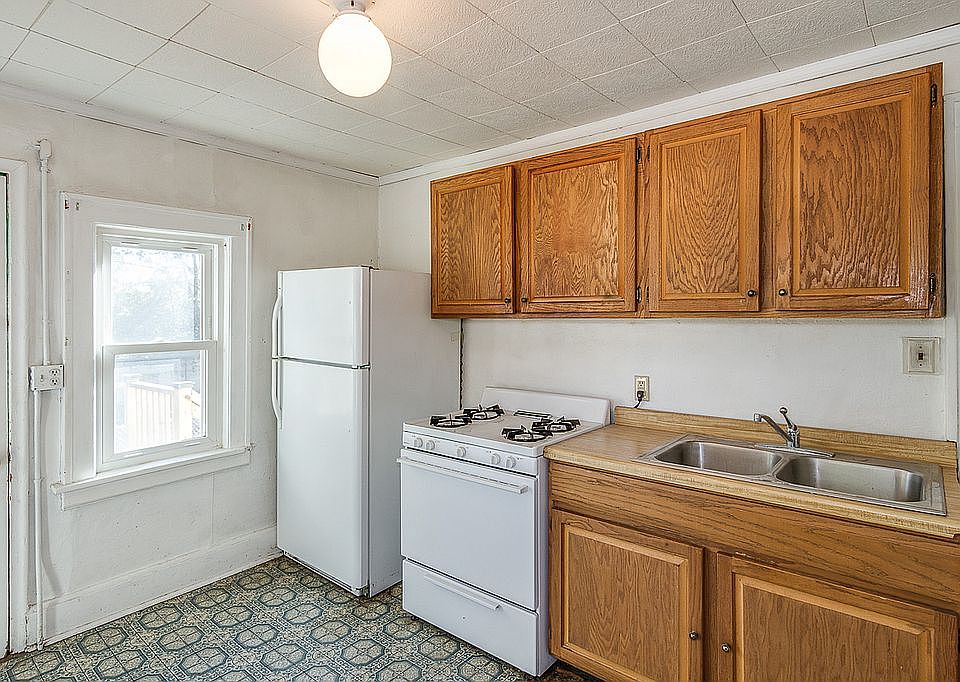 Eat-In Kitchen w/ 2 Windows