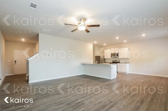 3 bed, 2.5 bath, 1915 sqft, $2,095 — Photo 2