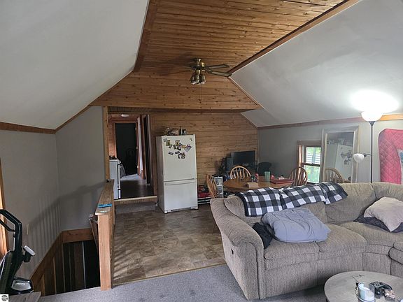 4th image of 633 E 8th St