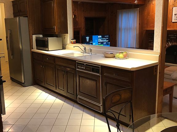 4th image of 8 Arlington Dr