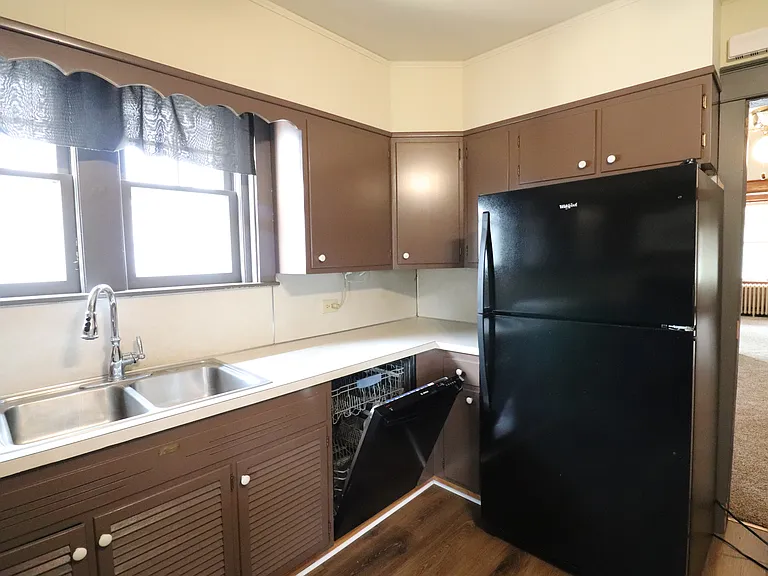 502 N State St — Photo 11