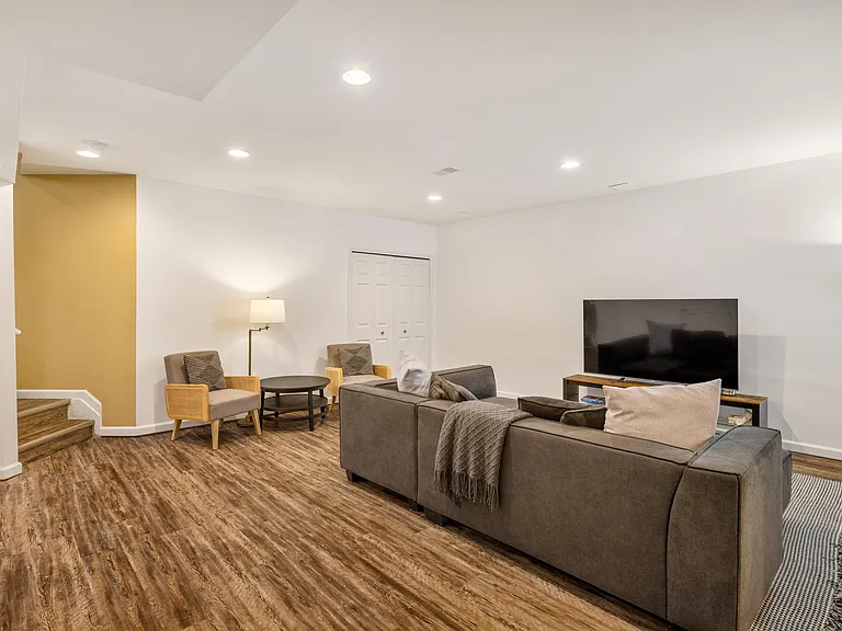 1181 Davis Ave — Photo 37