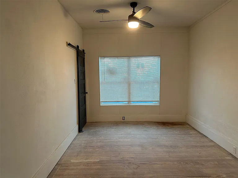 405 E College St — Photo 9