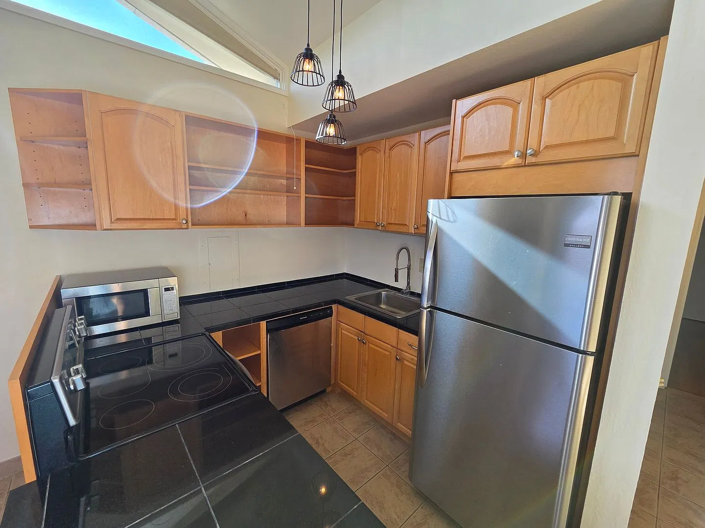 Updated 2 Bedroom 1 Bath in the "Makaha Valley Plantation". — Photo 2