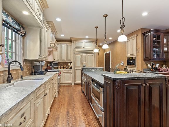 5th image of 16807 Robin Ln