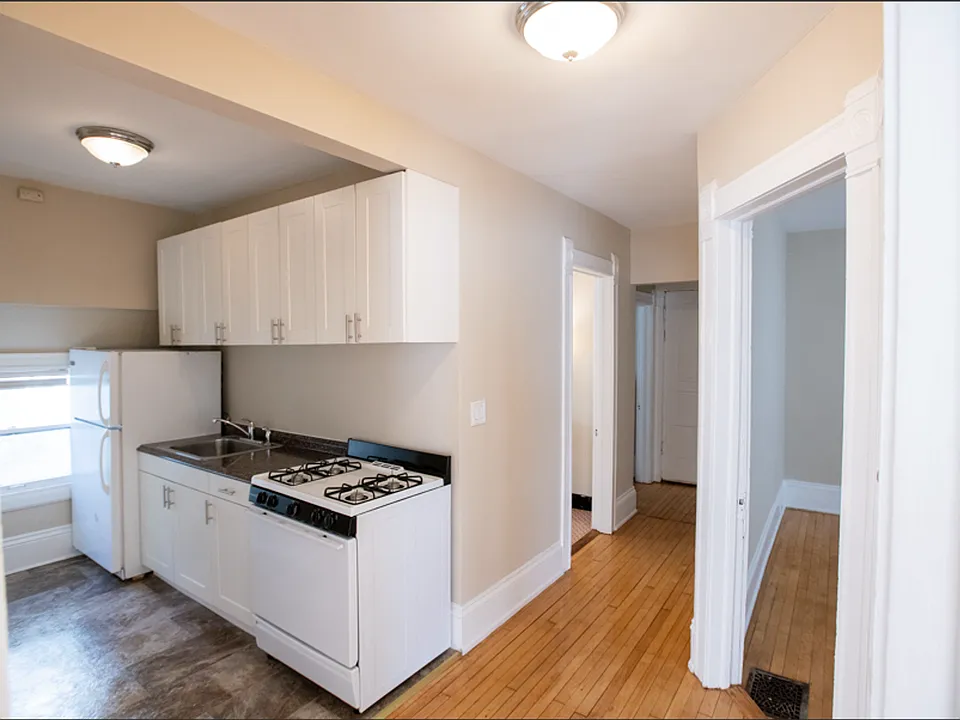 $1565 2 Bedroom Upper Flat Near UWM - 2728 N Murray