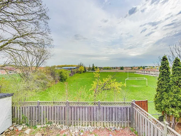 5295 Thornwood Dr #UPPER — Photo 16