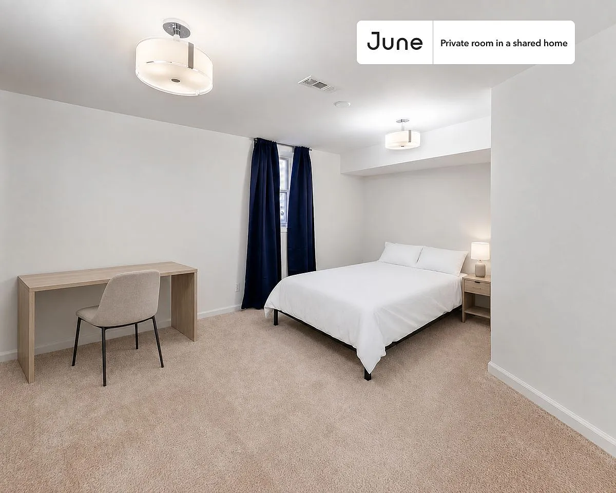 Queen bedroom in 5 bed/2 bath home in Logan Circle #415 BD — Photo 1