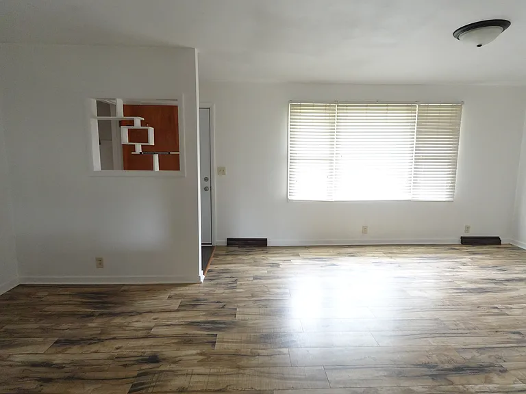 3313 N Locust St — Photo 16