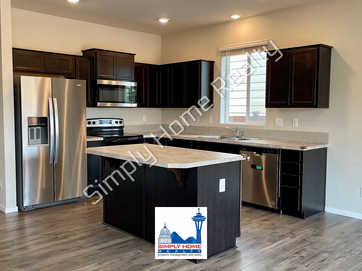 4 bed, 2.5 bath, 1933 sqft, $3,200 — Photo 3