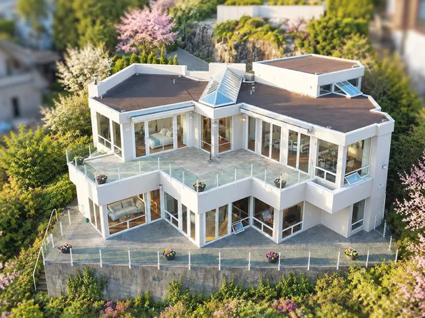 4180 B Rose Cres, West Vancouver, BC V7V 2N8