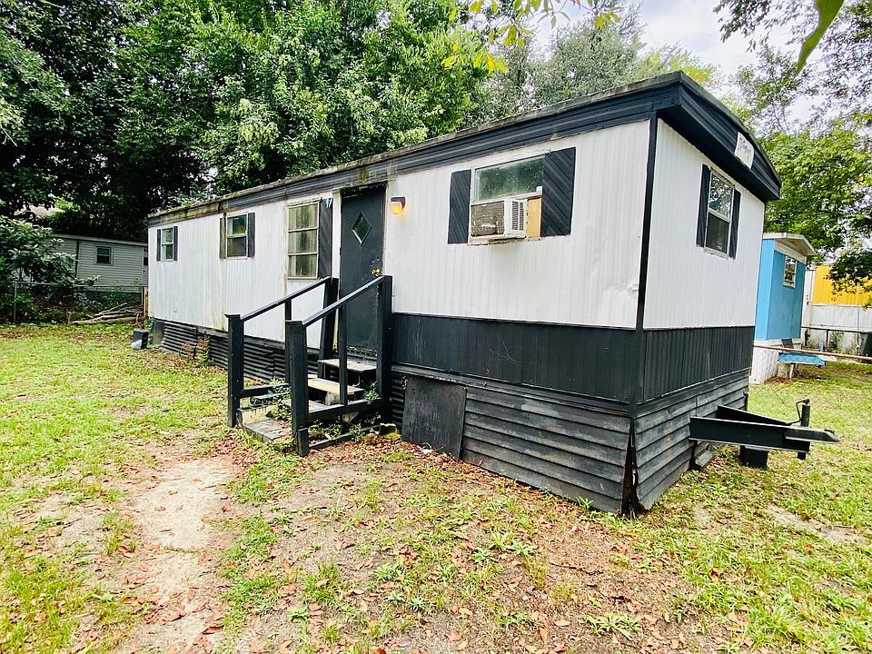 Welcome home! This home offers a fully fenced lot.