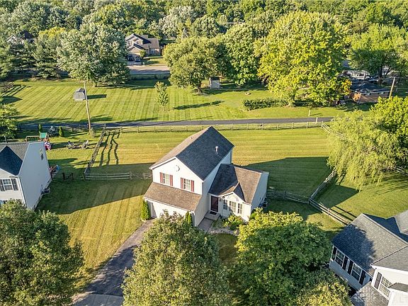4th image of 51 Sprucewood Ct
