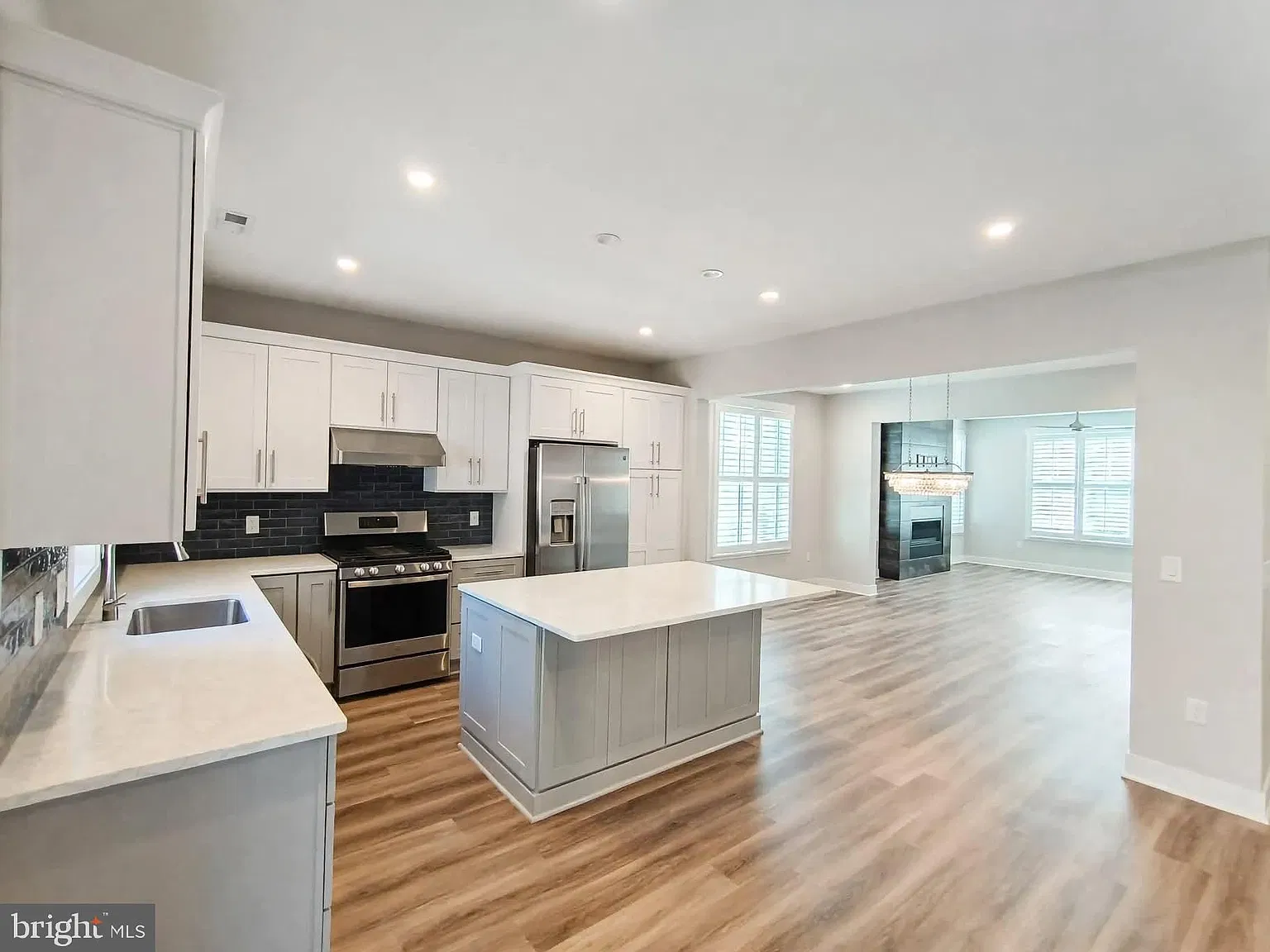 3 bed, 2.5 bath, 2200 sqft, $2,999 — Photo 4