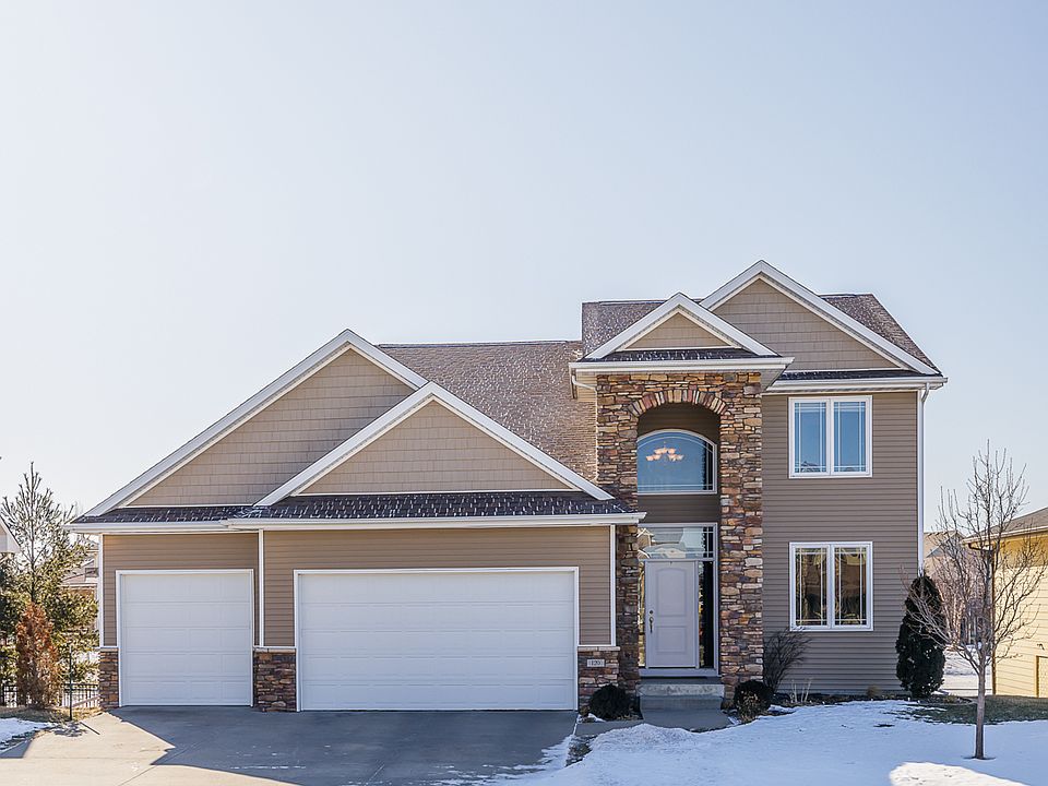 1st image of 120 NE Gracewood Dr