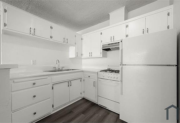 2nd image of 1018 N Mariposa Ave #101