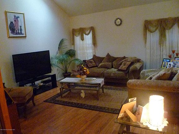 2nd image of 501 Woodbine Ln