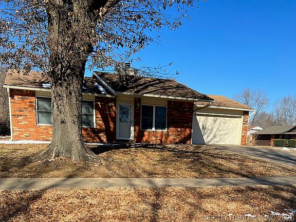 3rd image of 414 E Waco Pl