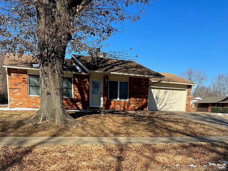 414 E Waco Pl — Photo 3