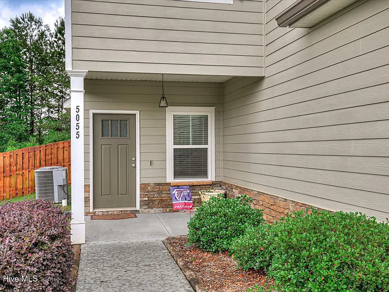 5055 Huntley Trl — Photo 4