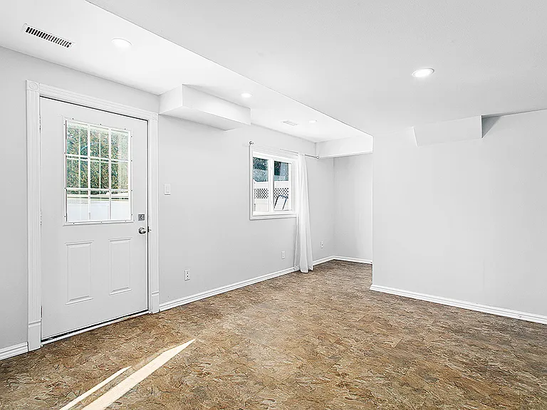 1576 Thurlow St — Photo 24