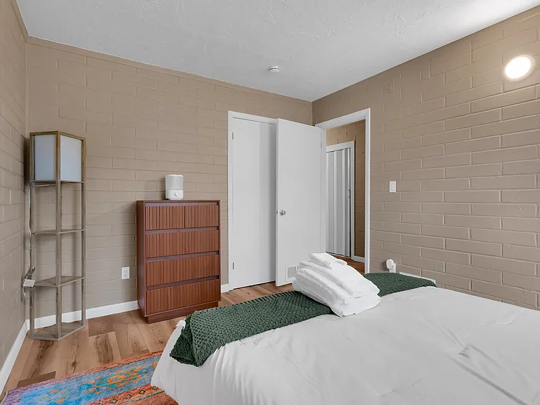 1527 W Niagara St — Photo 13