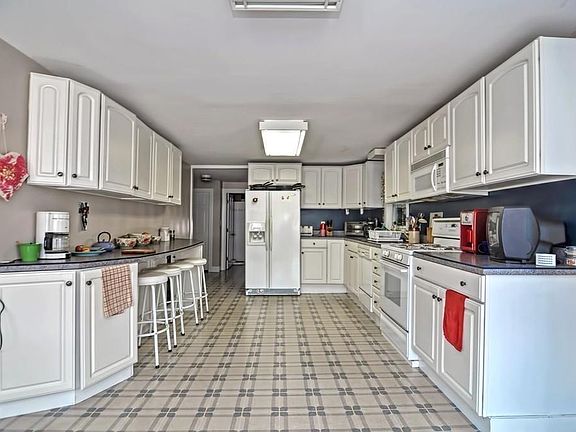 4th image of 66 Coburn St