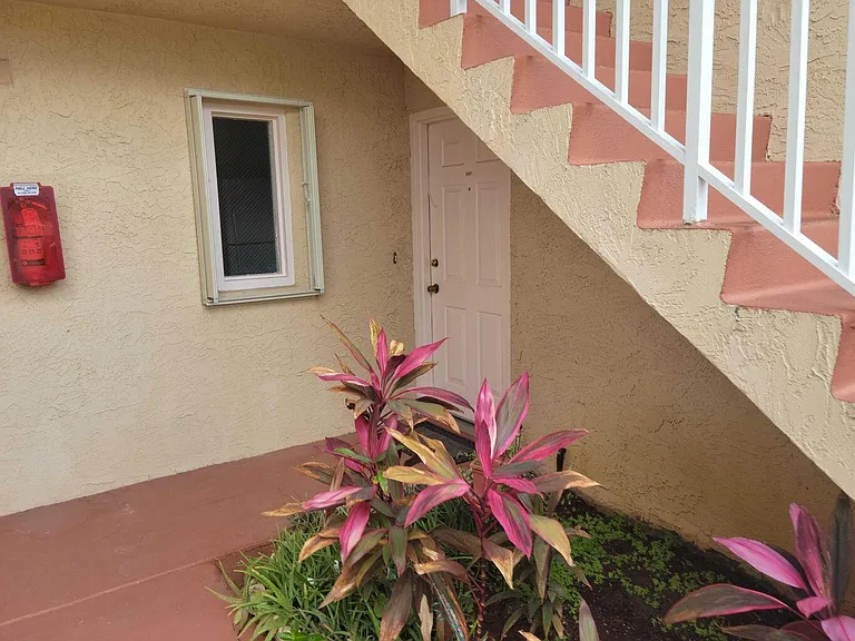 1536 SE Royal Green Cir #101 — Photo 2