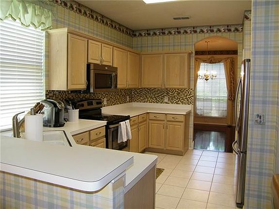 2nd image of 916 Lake Bluff Dr
