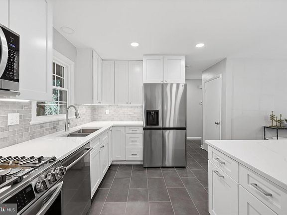 5th image of 312 Broadleaf Dr NE