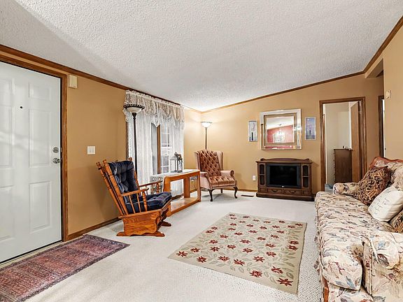 3rd image of 15877 Cottonwood Ave NE