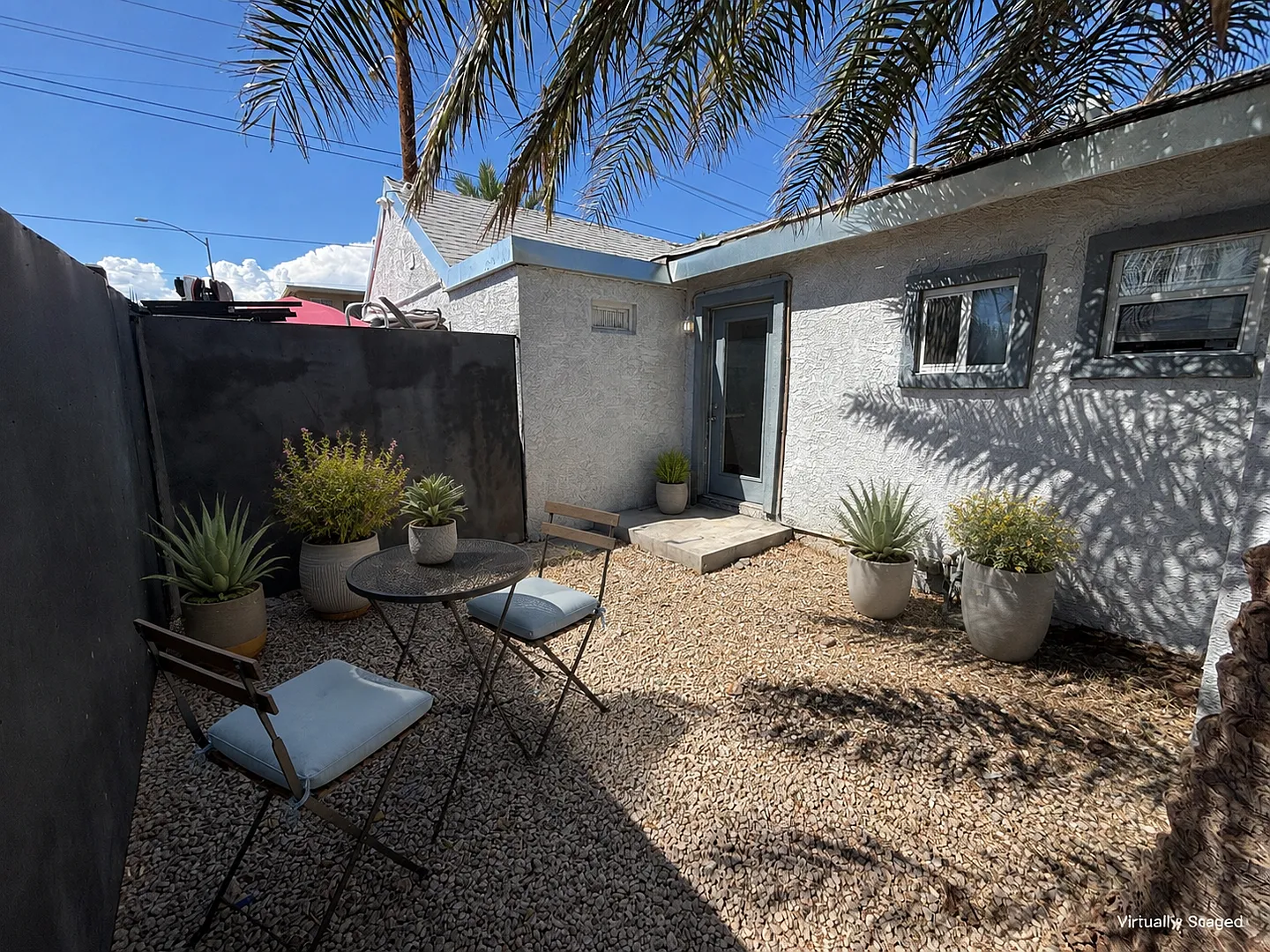 Gorgeous Studio with Private Backyard in the Heart of Downtown Las Vegas! Move In Special $500 Of... — Photo 4